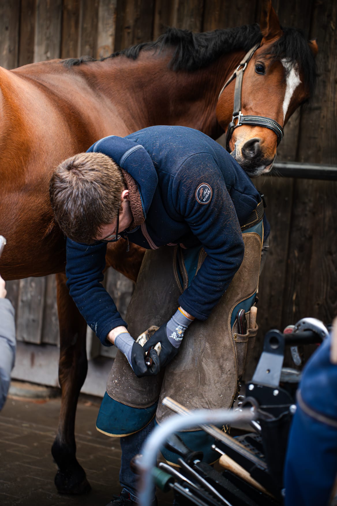 Hufschmied mit Pferd